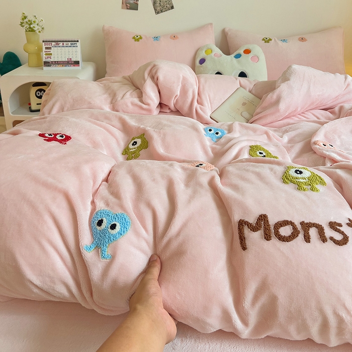 91家纺网 家纺一手货源 找家纺 梦之岛 2024新款多巴胺小怪兽可爱牛奶绒毛巾绣四件套 小怪兽-粉