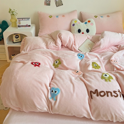 91家纺网 家纺一手货源 找家纺 梦之岛 2024新款多巴胺小怪兽可爱牛奶绒毛巾绣四件套 小怪兽-粉