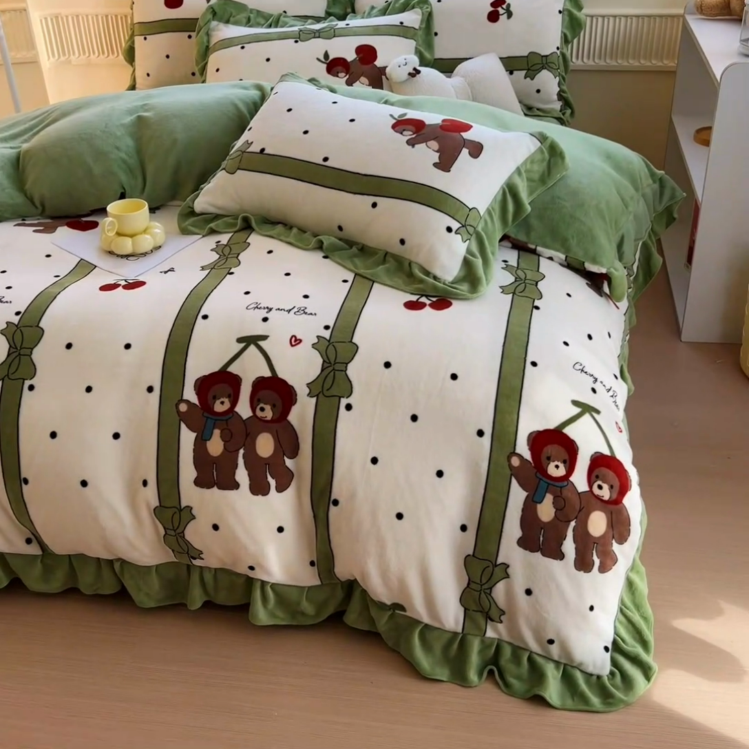 91家纺网 家纺一手货源 找家纺 找底底家纺 2024新款牛奶绒印花四件套 苹果熊