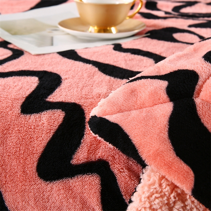 91家纺网 家纺一手货源 找家纺 巴木赫 2024新款熊猫绒配同色羊羔绒毛毯 妃红配色羊羔绒