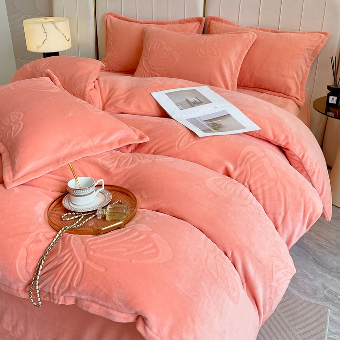 91家纺网 家纺一手货源 找家纺 一左一右 2024新款高克重加厚230克剪花雕花牛奶绒四件套7D立体蝴蝶纯色简约床笠 迷人粉