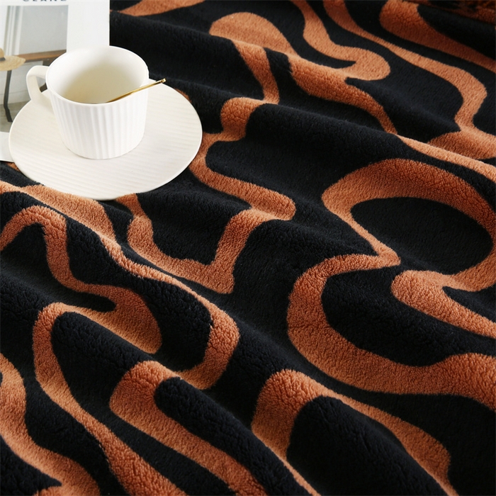 91家纺网 家纺一手货源 找家纺 巴木赫 2024新款熊猫绒配同色羊羔绒毛毯 黑茶同色羊羔绒