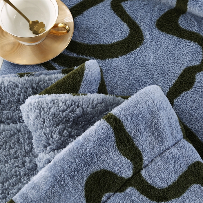 91家纺网 家纺一手货源 找家纺 巴木赫 2024新款熊猫绒配同色羊羔绒毛毯 鸭青配色羊羔绒