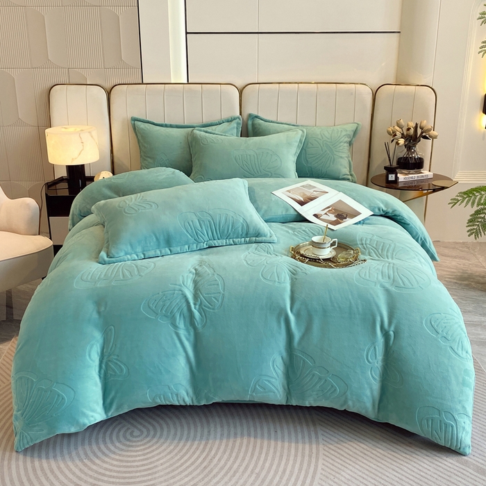 91家纺网 家纺一手货源 找家纺 一左一右 2024新款高克重加厚230克剪花雕花牛奶绒四件套7D立体蝴蝶纯色简约床笠 湖绿