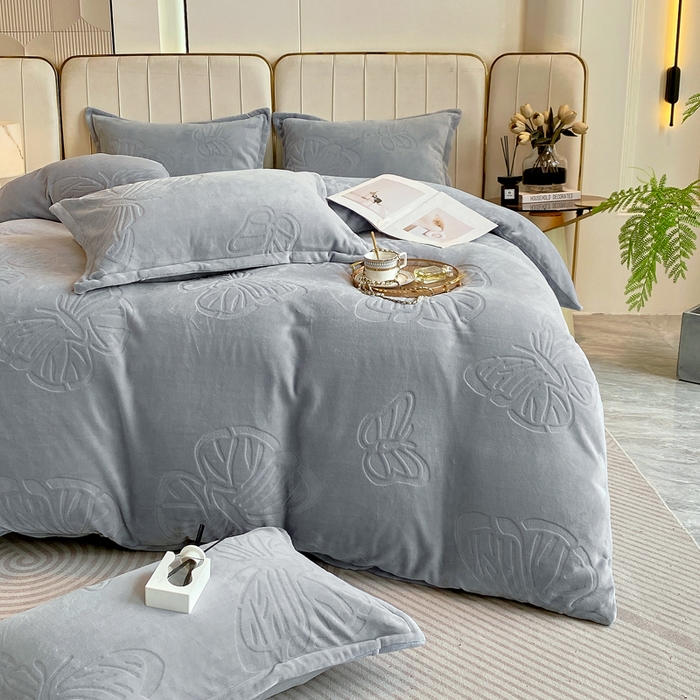 91家纺网 家纺一手货源 找家纺 一左一右 2024新款高克重加厚230克剪花雕花牛奶绒四件套7D立体蝴蝶纯色简约床笠 典雅灰