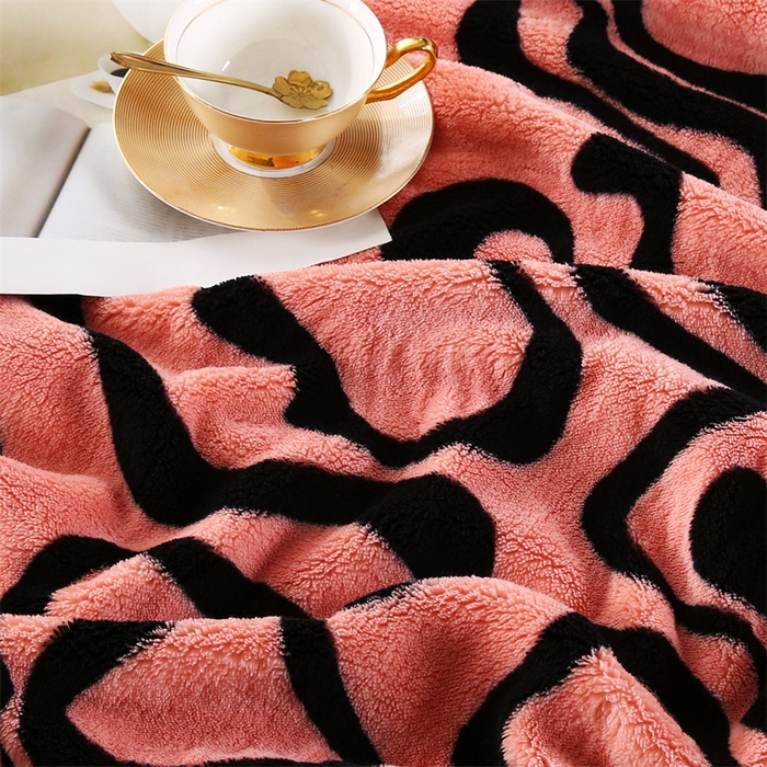 91家纺网 家纺一手货源 找家纺 巴木赫 2024新款熊猫绒配同色羊羔绒毛毯 妃红配色羊羔绒