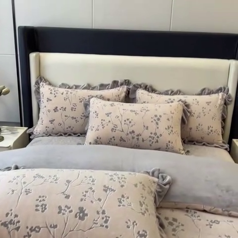 91家纺网 家纺一手货源 找家纺 2024新品A类牛奶绒韩版雕花四件套 腊梅-浅咖