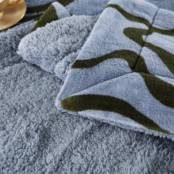 91家纺网 家纺一手货源 找家纺 巴木赫 2024新款熊猫绒配同色羊羔绒毛毯 鸭青配色羊羔绒