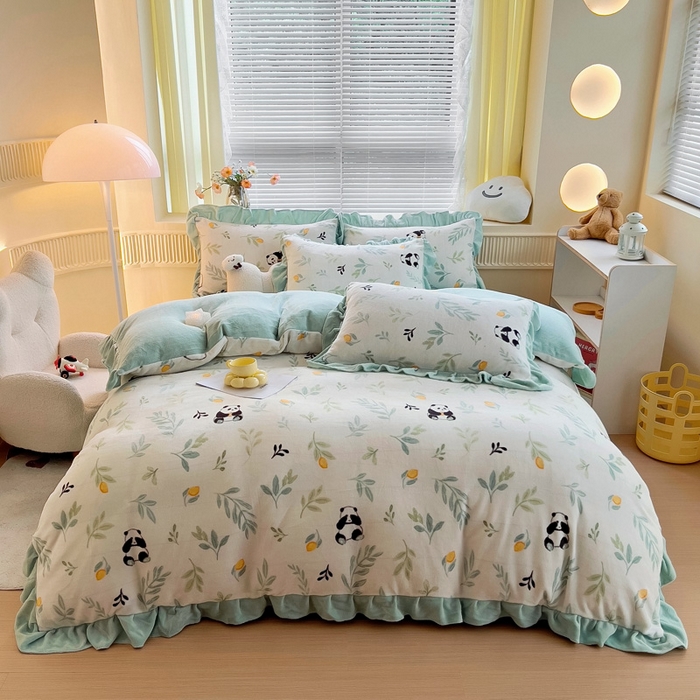 91家纺网 家纺一手货源 找家纺 找底底家纺 2024新款牛奶绒印花四件套 熊猫抱竹