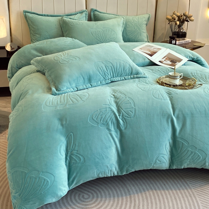 91家纺网 家纺一手货源 找家纺 一左一右 2024新款高克重加厚230克剪花雕花牛奶绒四件套7D立体蝴蝶纯色简约床笠 湖绿