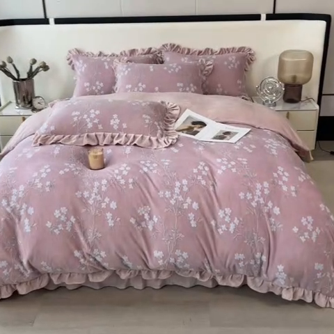 91家纺网 家纺一手货源 找家纺 2024新品A类牛奶绒韩版雕花四件套 梨花海棠-豆沙