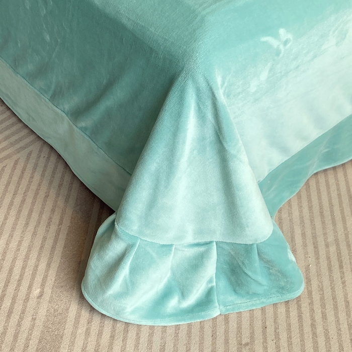 91家纺网 家纺一手货源 找家纺 一左一右 2024新款高克重加厚230克剪花雕花牛奶绒四件套7D立体蝴蝶纯色简约床笠 湖绿