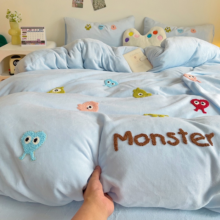 91家纺网 家纺一手货源 找家纺 梦之岛 2024新款多巴胺小怪兽可爱牛奶绒毛巾绣四件套 小怪兽-蓝
