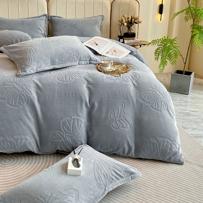 91家纺网 家纺一手货源 找家纺 一左一右 2024新款高克重加厚230克剪花雕花牛奶绒四件套7D立体蝴蝶纯色简约床笠 典雅灰