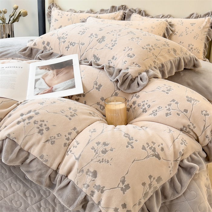 91家纺网 家纺一手货源 找家纺 2024新品A类牛奶绒韩版雕花四件套 腊梅-浅咖