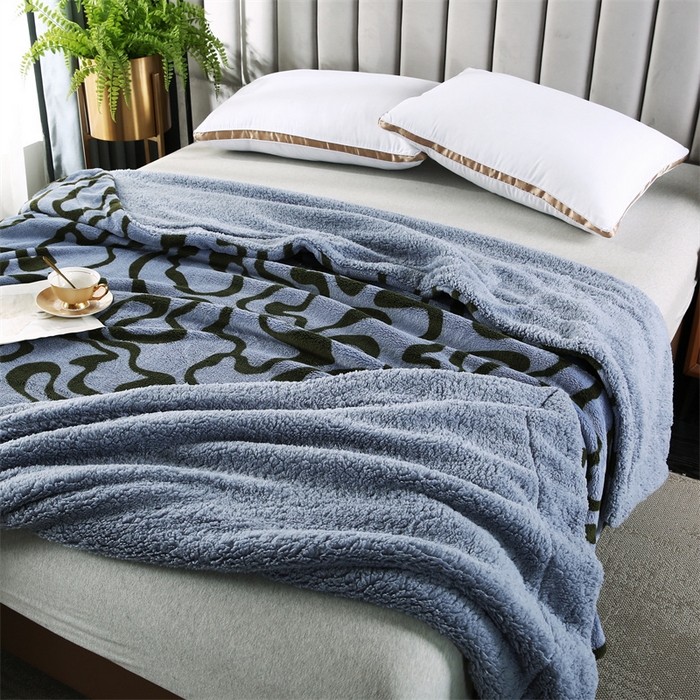 91家纺网 家纺一手货源 找家纺 巴木赫 2024新款熊猫绒配同色羊羔绒毛毯 鸭青配色羊羔绒