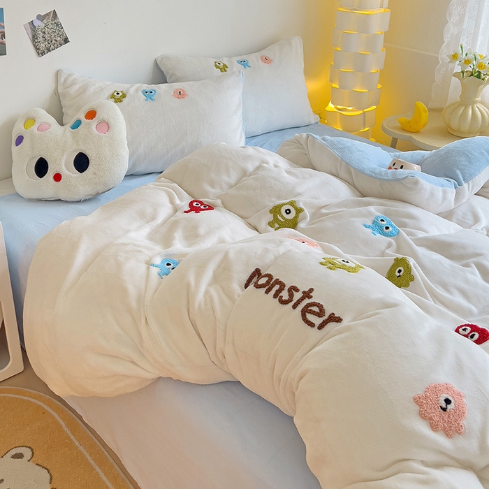 91家纺网 家纺一手货源 找家纺 梦之岛 2024新款多巴胺小怪兽可爱牛奶绒毛巾绣四件套 小怪兽-白蓝