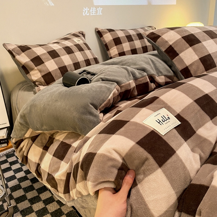 91家纺网 家纺一手货源 找家纺 花漾家居 2024新款无印格条纯色简约风牛奶绒三件套四件套被套床单床笠 格条-大咖格