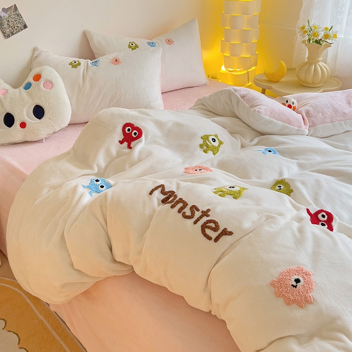 91家纺网 家纺一手货源 找家纺 梦之岛 2024新款多巴胺小怪兽可爱牛奶绒毛巾绣四件套 小怪兽-白粉