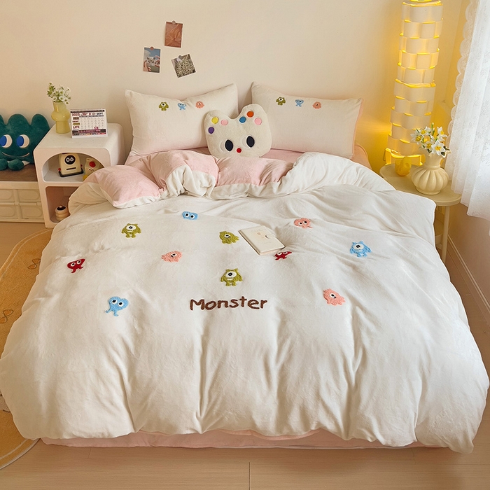 91家纺网 家纺一手货源 找家纺 梦之岛 2024新款多巴胺小怪兽可爱牛奶绒毛巾绣四件套 小怪兽-白粉