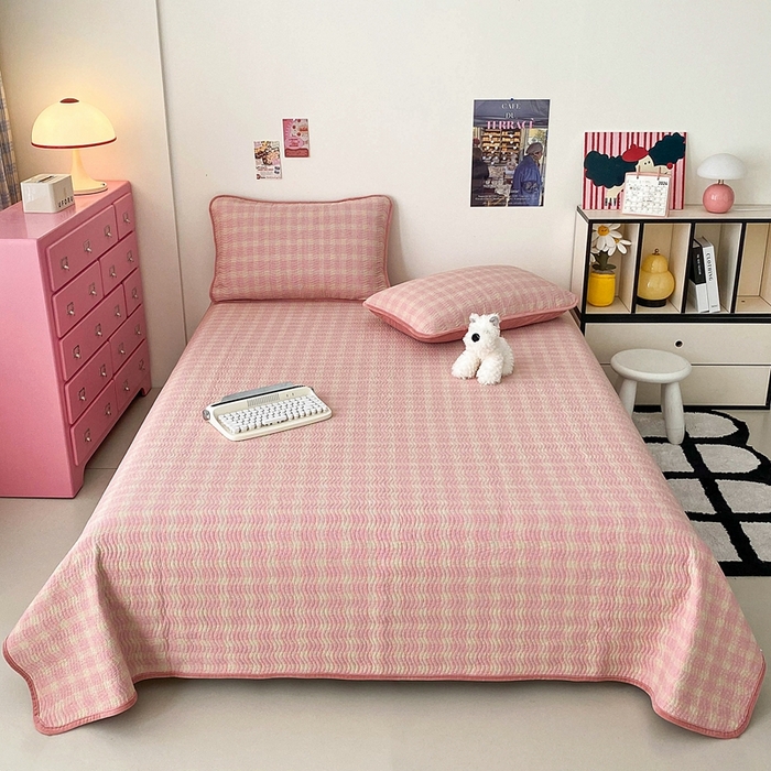 91家纺网 家纺一手货源 找家纺 沐纯家居 2025新款色织水洗棉棉绒（大豆纤维填充）床盖三件套 田园粉