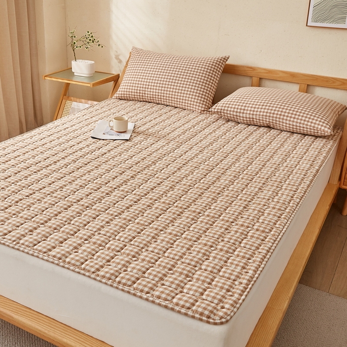 91家纺网 家纺一手货源 找家纺 迪乐妮家居 2024新款大床色织全棉夹棉床褥 米小格