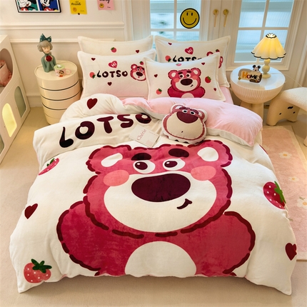 91家纺网 家纺一手货源 找家纺 兄弟坊 2024新款正版授权大版牛奶绒卡通四件套 草莓熊熊