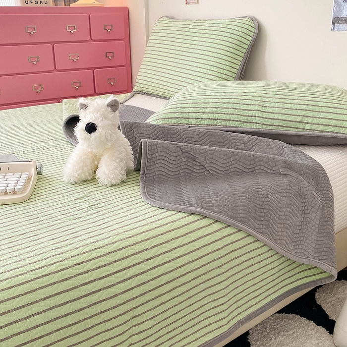 91家纺网 家纺一手货源 找家纺 沐纯家居 2025新款色织水洗棉棉绒（大豆纤维填充）床盖三件套 可乐绿