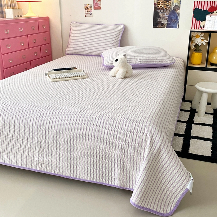 91家纺网 家纺一手货源 找家纺 沐纯家居 2025新款色织水洗棉棉绒（大豆纤维填充）床盖三件套 可乐紫