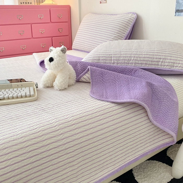 91家纺网 家纺一手货源 找家纺 沐纯家居 2025新款色织水洗棉棉绒（大豆纤维填充）床盖三件套 可乐紫