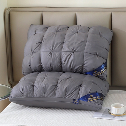 91家纺网 家纺一手货源 找家纺 2024新款扭花枕头枕芯深灰