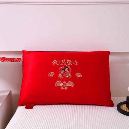 91家纺网 家纺一手货源 找家纺 2024新款大红枕头婚庆枕芯结婚婚礼喜庆枕头枕芯我们结婚啦