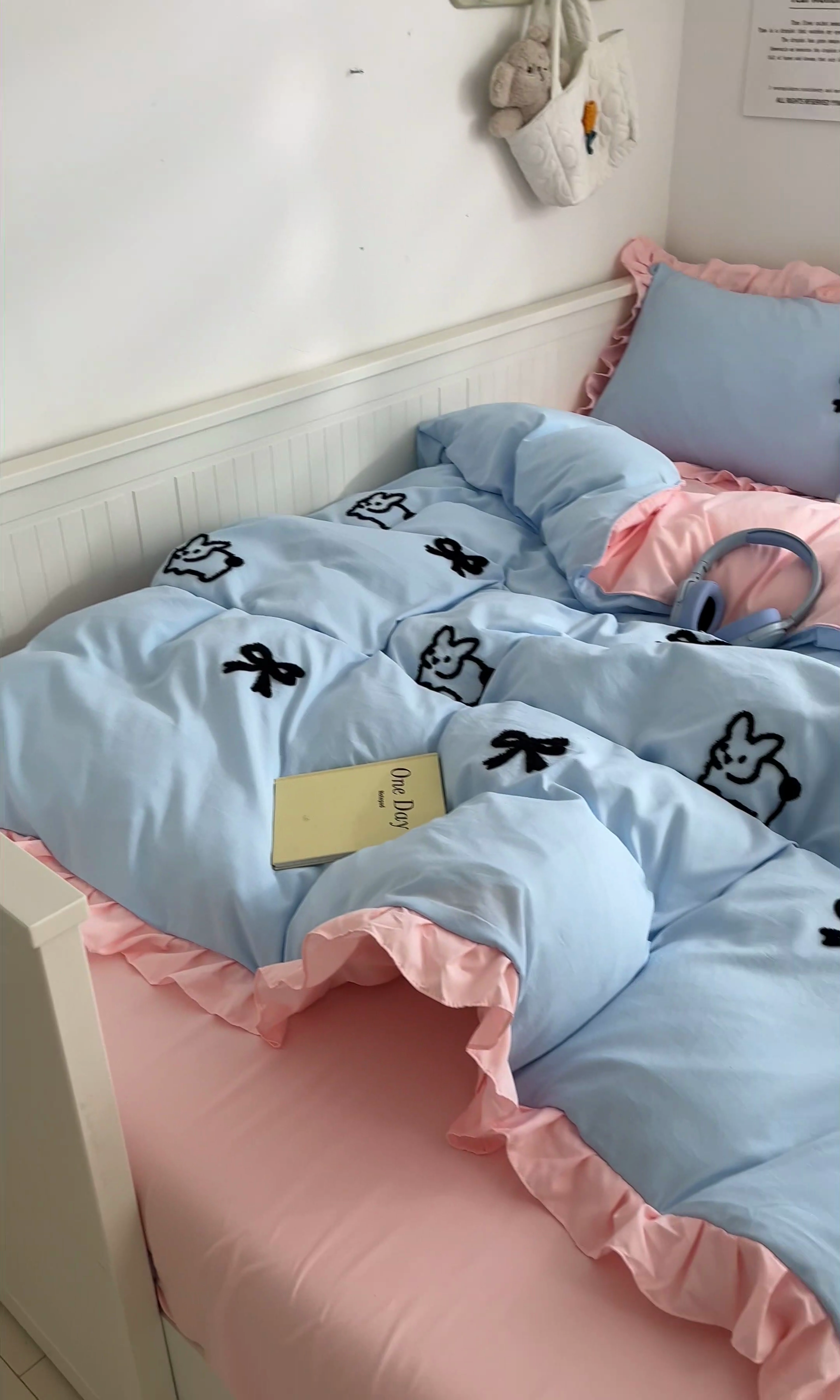 91家纺网 家纺一手货源 找家纺 泉欣家纺 2024韩式公主风毛巾绣花水洗棉四件套专版花型 蝴蝶结-浅蓝粉