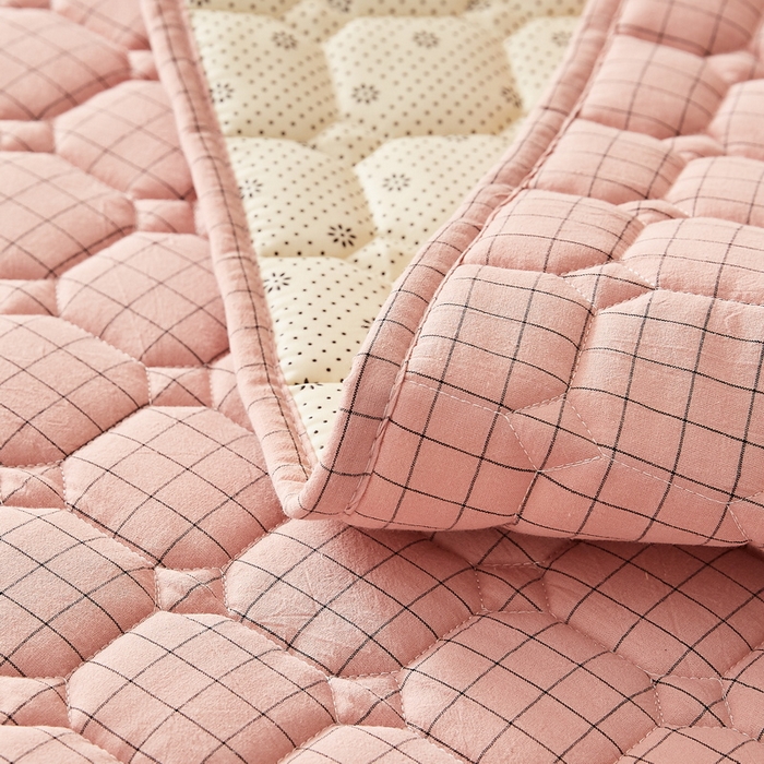 91家纺网 家纺一手货源 找家纺 迪乐妮家居 2024新款大床色织全棉夹棉床褥 粉小格