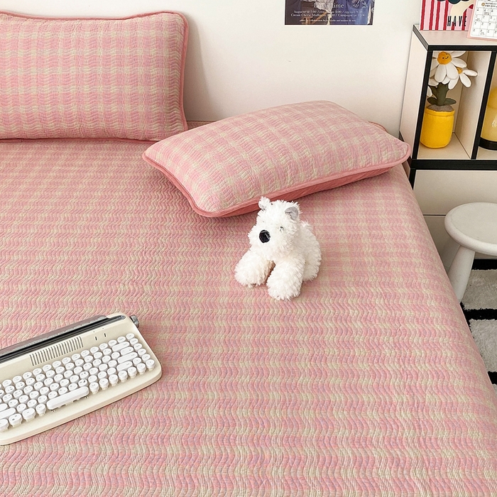 91家纺网 家纺一手货源 找家纺 沐纯家居 2025新款色织水洗棉棉绒（大豆纤维填充）床盖三件套 田园粉