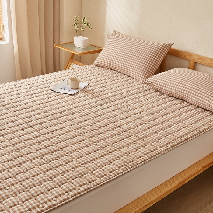 91家纺网 家纺一手货源 找家纺 迪乐妮家居 2024新款大床色织全棉夹棉床褥 米小格