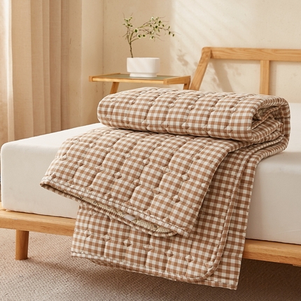 91家纺网 家纺一手货源 找家纺 迪乐妮家居 2024新款大床色织全棉夹棉床褥 米小格