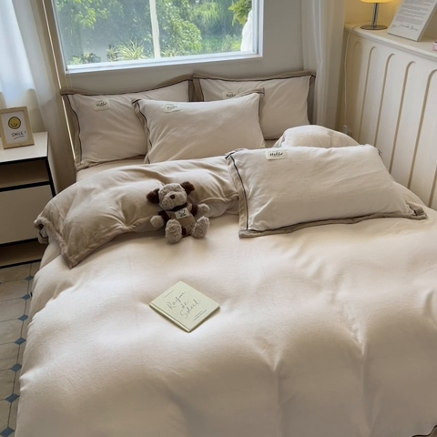 91家纺网 家纺一手货源 找家纺 新印象 2025新款包边工艺牛奶绒四件套奶白浅咖