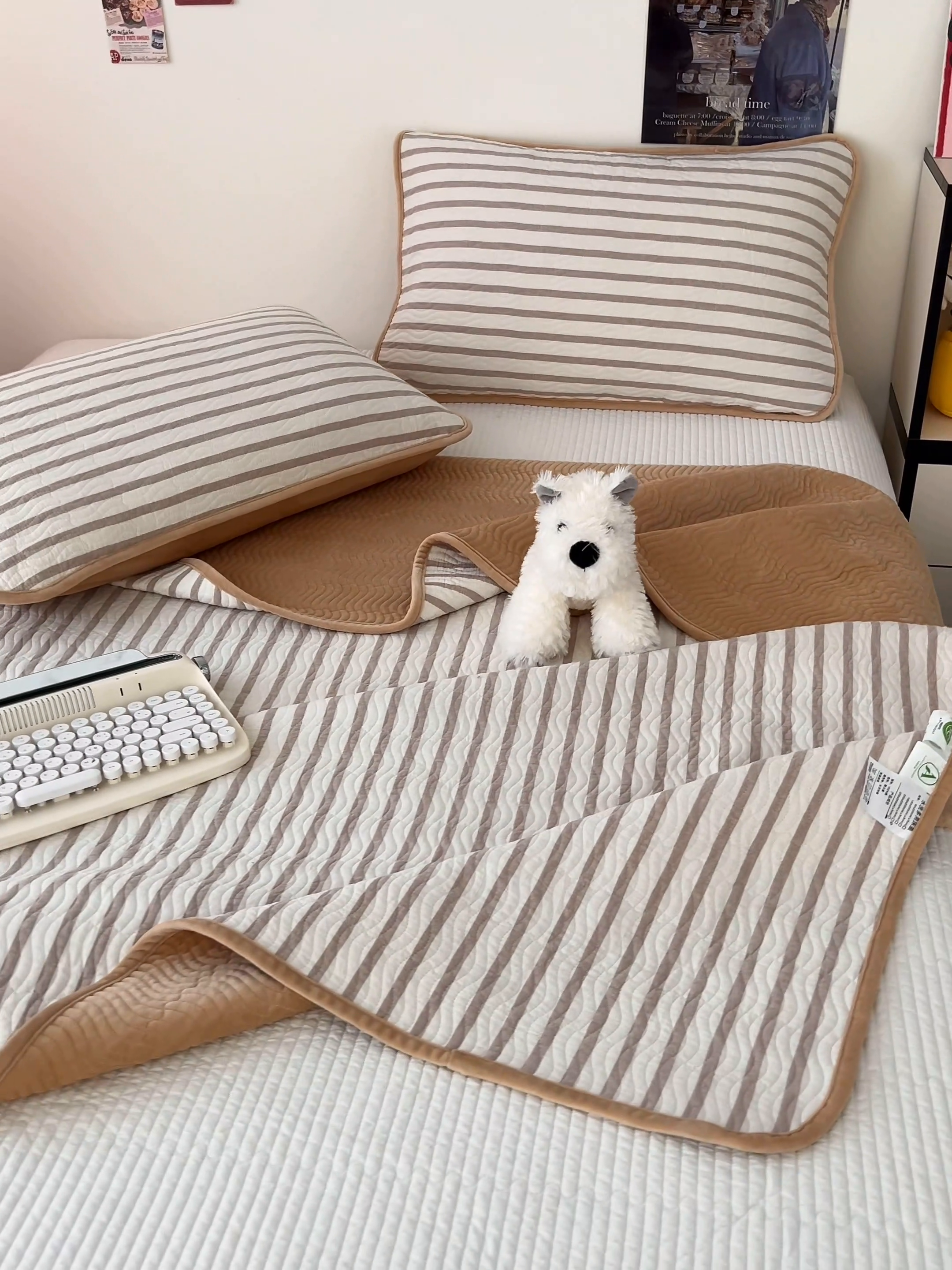 91家纺网 家纺一手货源 找家纺 沐纯家居 2025新款色织水洗棉棉绒（大豆纤维填充）床盖三件套 青柠咖