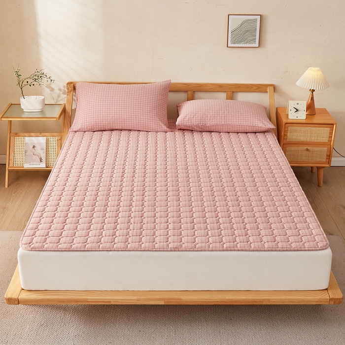 91家纺网 家纺一手货源 找家纺 迪乐妮家居 2024新款大床色织全棉夹棉床褥 粉小格