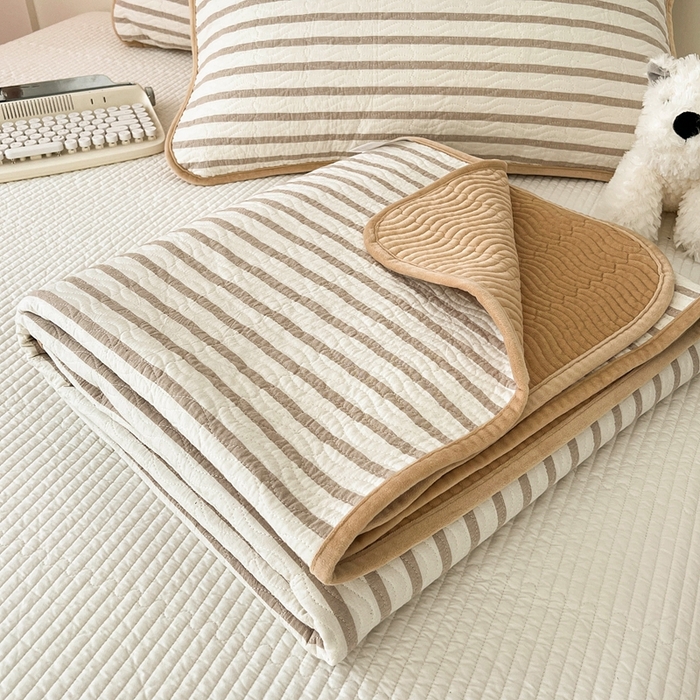 91家纺网 家纺一手货源 找家纺 沐纯家居 2025新款色织水洗棉棉绒（大豆纤维填充）床盖三件套 青柠咖