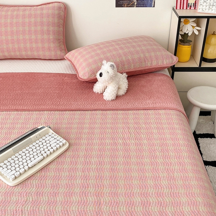 91家纺网 家纺一手货源 找家纺 沐纯家居 2025新款色织水洗棉棉绒（大豆纤维填充）床盖三件套 田园粉