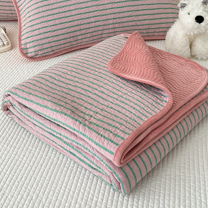 91家纺网 家纺一手货源 找家纺 沐纯家居 2025新款色织水洗棉棉绒（大豆纤维填充）床盖三件套 可乐粉