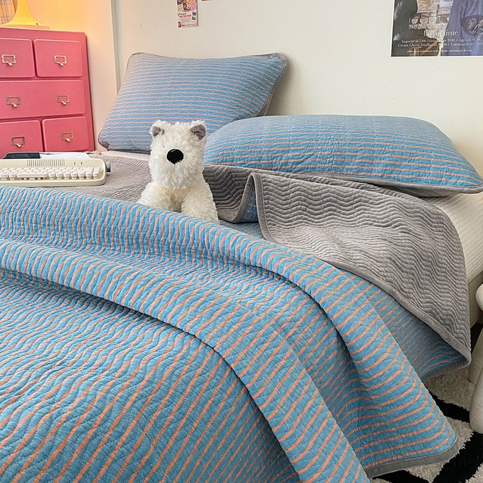 91家纺网 家纺一手货源 找家纺 沐纯家居 2025新款色织水洗棉棉绒（大豆纤维填充）床盖三件套 可乐蓝