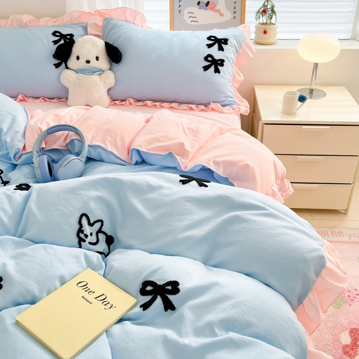 91家纺网 家纺一手货源 找家纺 泉欣家纺 2024韩式公主风毛巾绣花水洗棉四件套专版花型 蝴蝶结-浅蓝粉