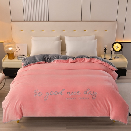 91家纺网 家纺一手货源 找家纺 居尚家纺 2025新款加厚牛奶绒刺绣单被套系列 浅粉+绅士灰