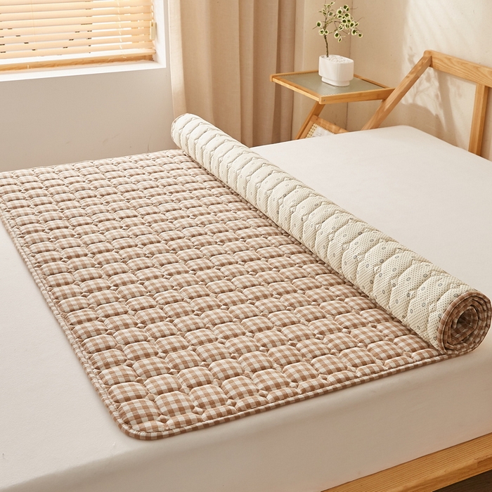 91家纺网 家纺一手货源 找家纺 迪乐妮家居 2024新款大床色织全棉夹棉床褥 米小格