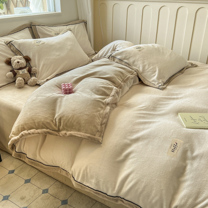 91家纺网 家纺一手货源 找家纺 新印象 2025新款包边工艺牛奶绒四件套奶白浅咖