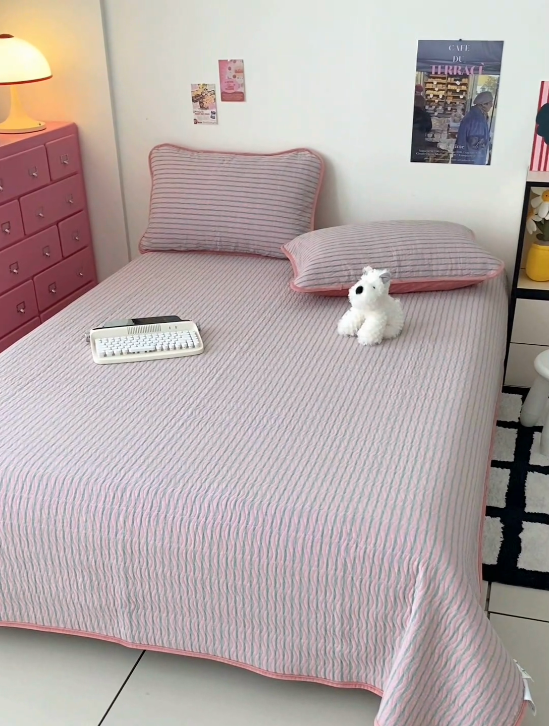 91家纺网 家纺一手货源 找家纺 沐纯家居 2025新款色织水洗棉棉绒（大豆纤维填充）床盖三件套 可乐粉