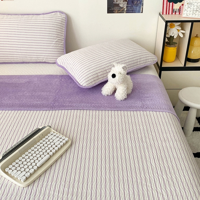 91家纺网 家纺一手货源 找家纺 沐纯家居 2025新款色织水洗棉棉绒（大豆纤维填充）床盖三件套 可乐紫